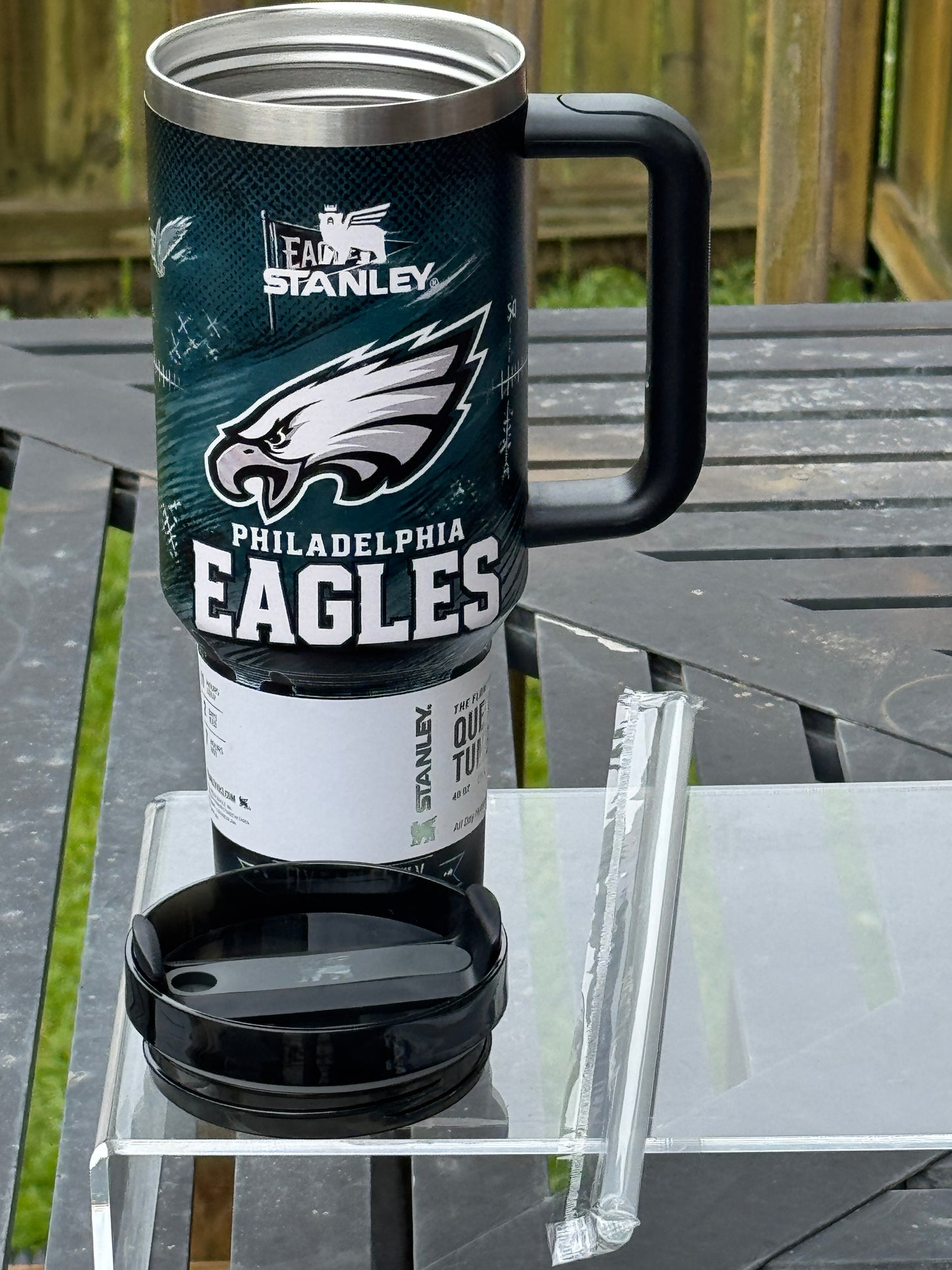 Philadelphia 40 0z cup with plastic straw
